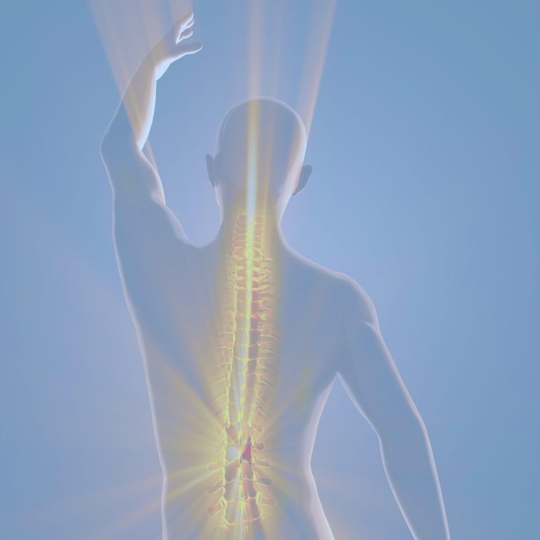 Energetische Aufrichtung Ein Mensch mit erhobener Hand, umgeben von strahlendem Licht und einem sichtbar gestalteten Rücken.